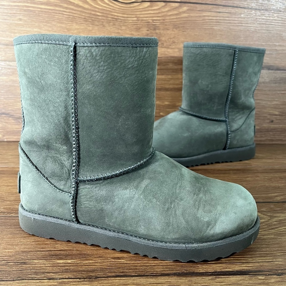 UGG CLASSIC SHORT II‎ Gray Leather Winter Boots Size 4Y Shoes